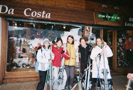 devant le magasin de louage de ski